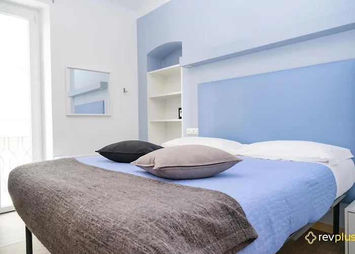 Lia Cinque Terre Wave